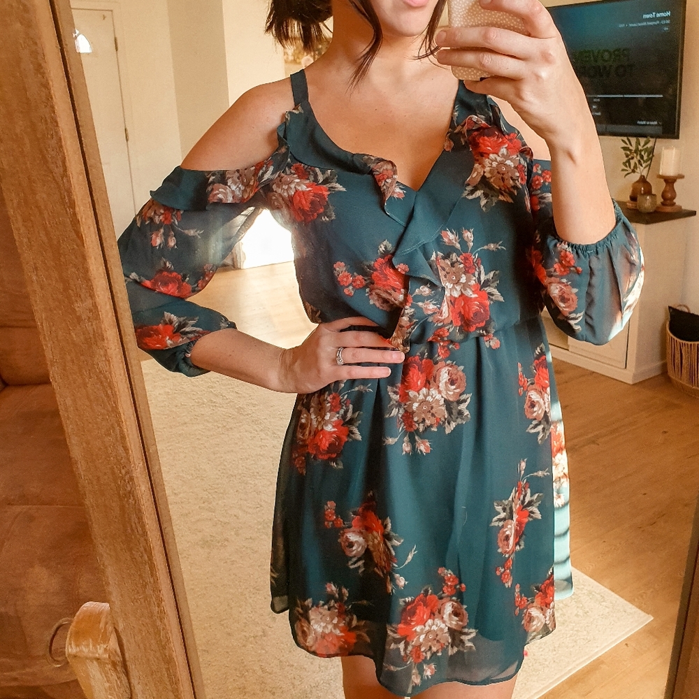 New with tags beautiful green cold shoulder floral dress size medium